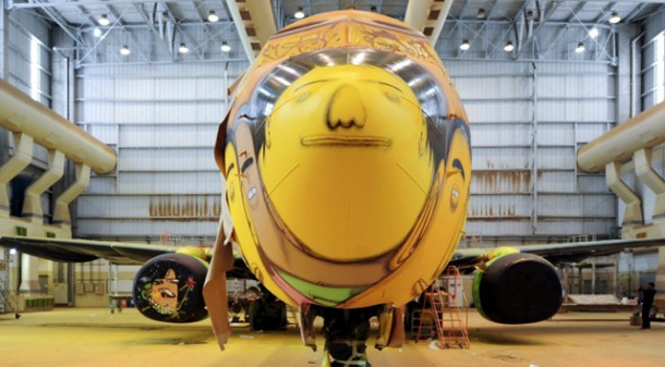 os-gemeos-paints-the-brazilian-national-team-plane4