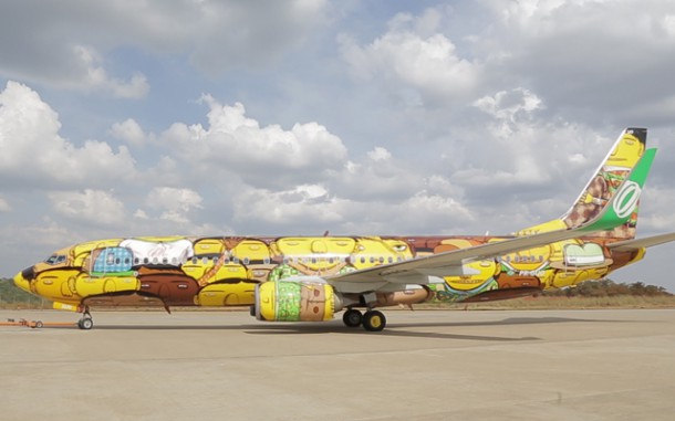 os-gemeos-paints-the-brazilian-national-team-plane6