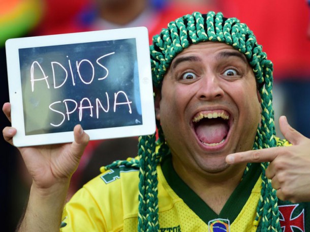 Un supporter chilien a le sourire et dit adieu à l'Espagne 