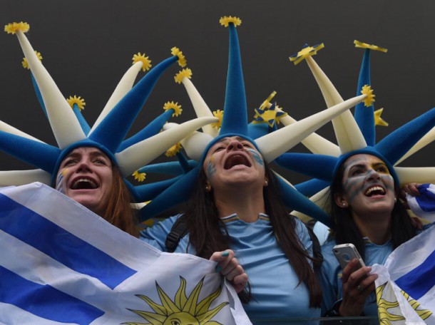 Des Uruguayennes supportant leur équipe contre l'Angleterre (2-1) le 19 Juin