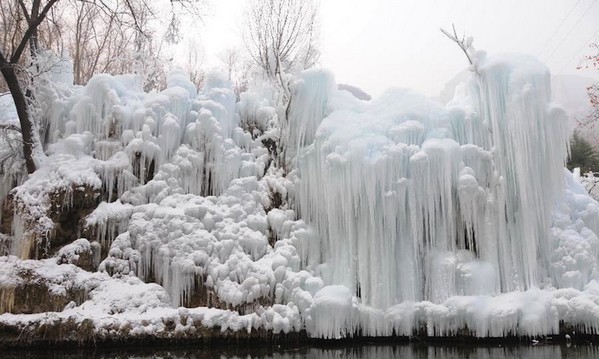 Les chutes de la montagne Taihang , province de Hebei (Chine du nord)