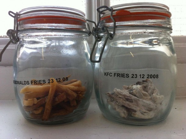 Durant 4 ans, ces frites ont étaient placées dans des bocaux étanches. Celles de gauche proviennent du McDo et ont gardé leur aspect d'origine. En revanche, celles de droite sont celles de KFC et sont moisies. Mais McDo a du utiliser une quantité importante de propanoate de sodium pour éviter cette moisissure...