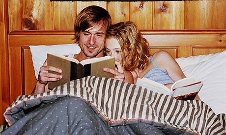 Couple-reading-in-bed-460