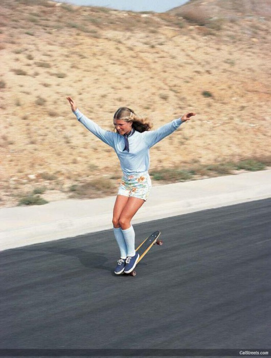 Ellen O'Neal skateboardeuse freestyle dans les 70s