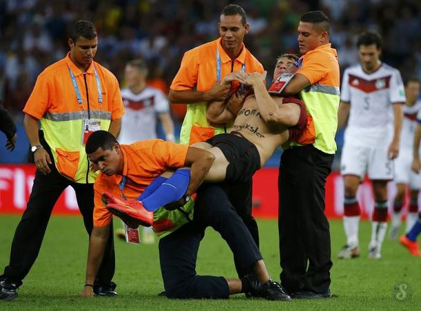 Vitaly-streaker-finale-world-cup-2014-brazil-18