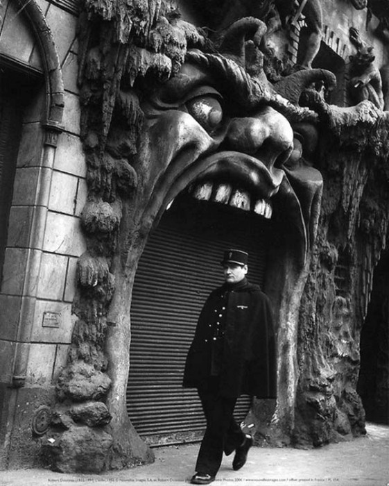 creepy_paris_nightlife_06