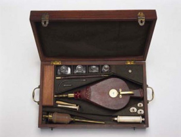 Lavement de Fumée de tabac à partir des années 1750, ce kit était utilisé pour infuser la fumée de tabac dans le rectum d'un patient. Il a été utilisé principalement pour la réanimation de victimes se noyant. La chaleur de la fumée a été pensée pour promouvoir la respiration.