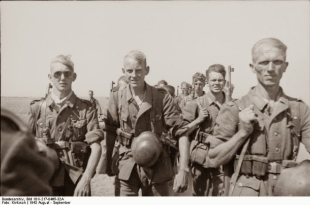 Des soldats allemands marchant vers Stalingrad en 1940
