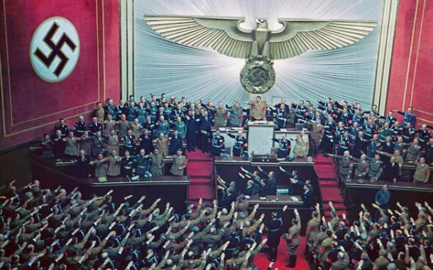 Les applaudissements et les saluts pour Hitler après que l'Allemagne ai annexé l'Autriche en 1938.