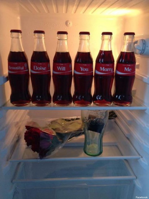 il-fait-sa-demande-en-mariage-grace-a-des-bouteilles-de-coca-cola-353681