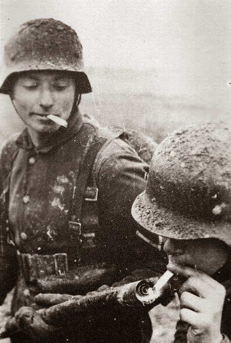 Des soldats allemands utilisant un lance-flamme pour allumer leur cigarette pendant la guerre