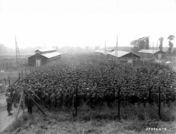 Prisonniers allemands empacketés dans un camp de prisonniers 