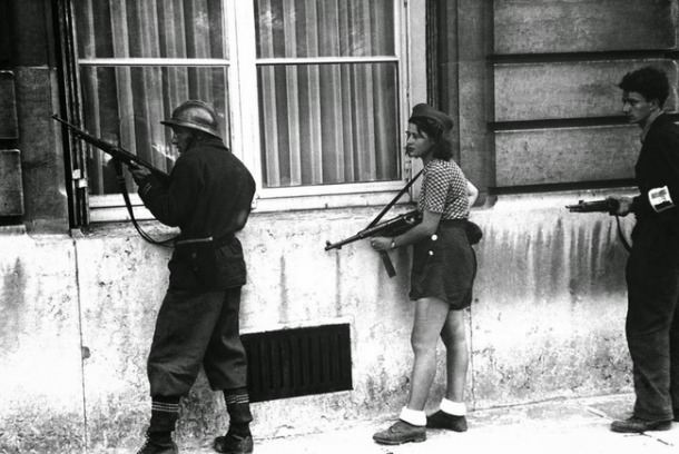 Simone Segouin, une combattante Française de 18 ans Résistante pendant la guerre. Cette photo est de 1944.