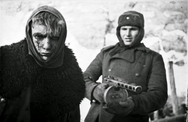 Soldat allemande capturé et escorté par un soviétique