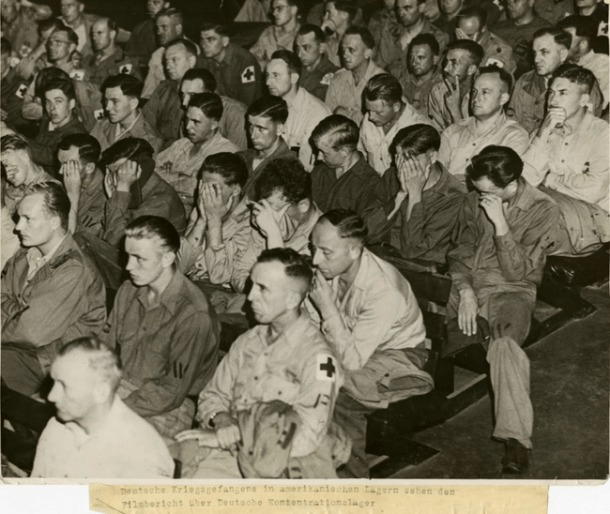 Soldats Nazis forcés de regarder l'horreur des camps de concentration