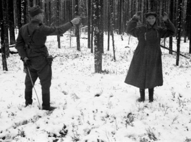 Un espion russe sur le point de se faire exécuter par un soldat finlandais, il rigole...