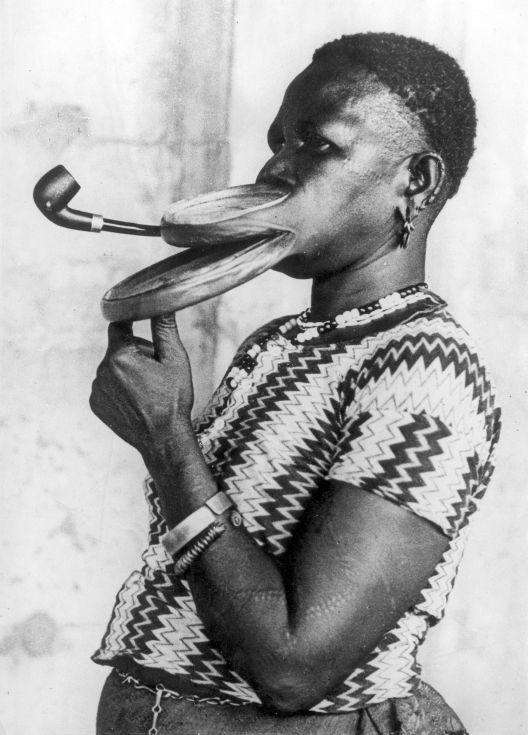 Extended_mouthpiece_for_pipe_smoking_woman