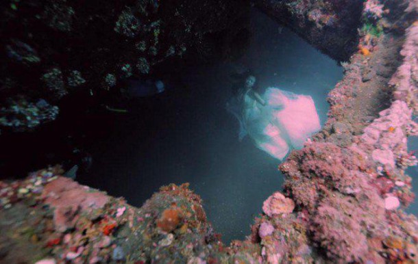 bali-shipwreck-divers-underwater-photoshoot-benjamin-von-wong-7-L