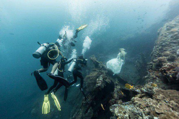 bali-shipwreck-divers-underwater-photoshoot-benjamin-von-wong-9-L