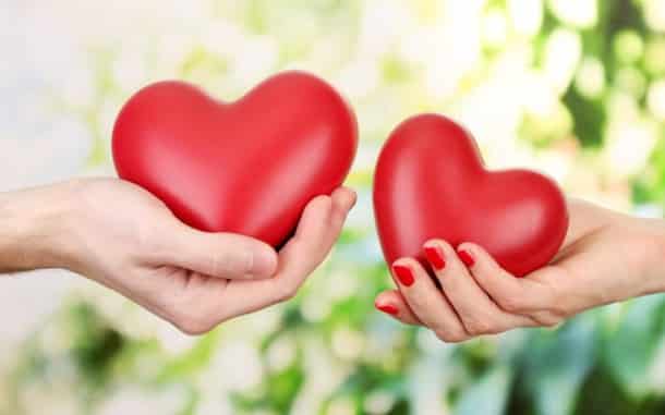 couple_hand_holding_heart