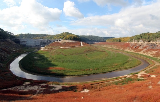 561x360_lac-guerledan-lors-assec-barrage-20-octobre-2015