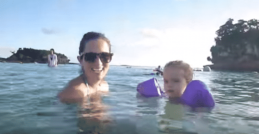Cette Maman Prend La Pose Avec Sa Fille à La Mer Mais Regardez Ce Qu Il Y A Derrière Elles