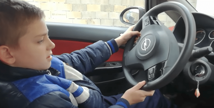 Un enfant de 10 ans conduit la voiture de ses parents et fonce dans la baie  vitrée de la maison (vidéo)