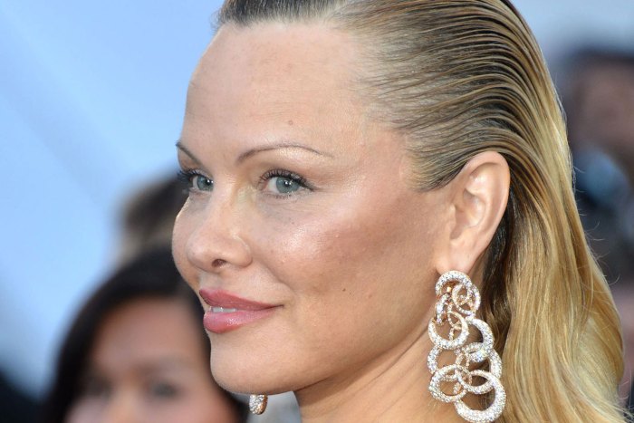 Pamela Anderson Totalement M Connaissable Sur La Croisette