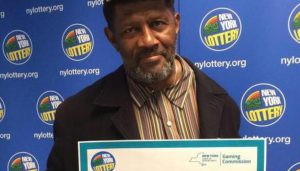Jimmie Smith et son ticket de loterie gagnant