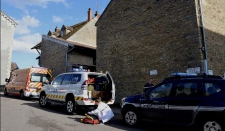 un bébé de seize mois meurt après avoir été percuté par la voiture de sa mère