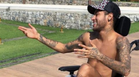 Neymar en fauteuil roulant