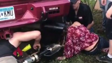 femme tête coincée pot d'échappement