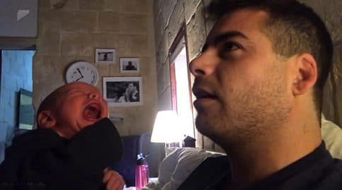 technique bébé qui pleure calmer son voic grave