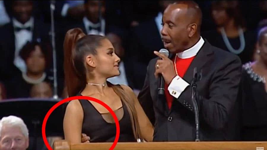 Le Pasteur Sort Une Blague Raciste Et Caresse Les Seins DAriana Grande