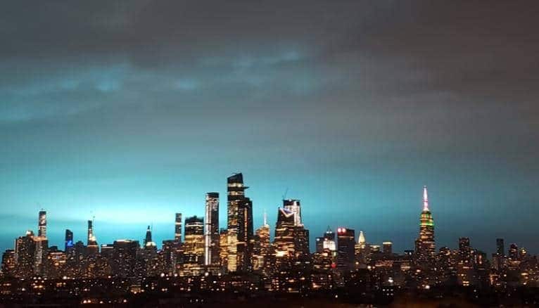 Impressionnant : Une explosion teint le ciel de New York en bleu