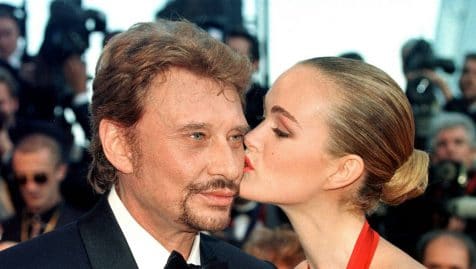 Laeticia se recueille sur la tombe de Johnny Hallyday