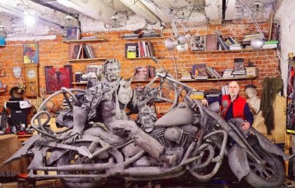 Moto de Johnny Hallyday en statue