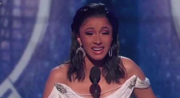 Vidéo : Cardi B Reçoit Le Prix Du Meilleur Album Rap Aux Grammy Awards