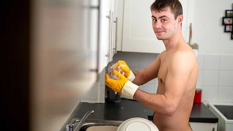homme de ménage nu