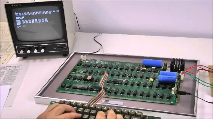 un-apple-1-sest-vendu-a-470-000-aux-encheres