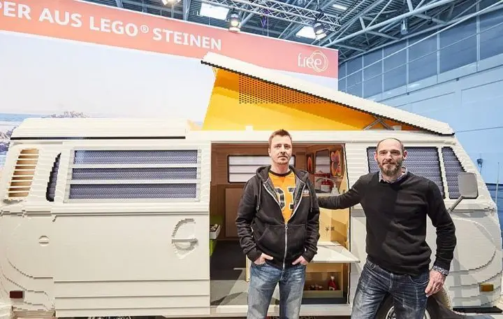 impressionnant-ce-camping-car-entierement-construit-lego-est-dun-realisme-surprenant