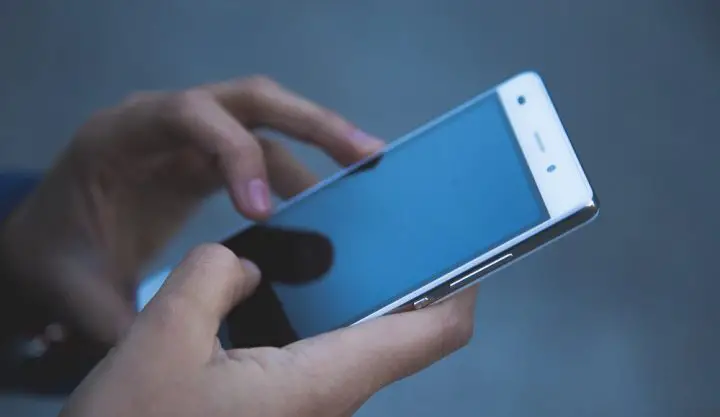 Macabre ! La police découvre la vidéo du meurtre d'une femme dans un smartphone perdu