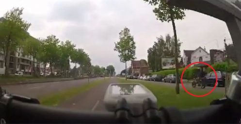 un-motard-insulte-un-cycliste-et-se-fait-punir-par-le-karma
