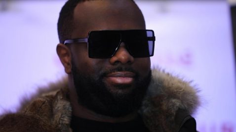 Maître Gims se dévoile sans ses lunettes
