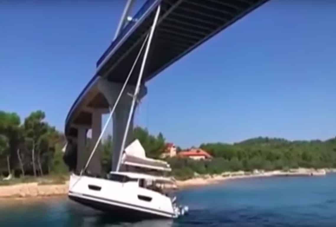 Le propriétaire de ce bateau se retrouve coincé sous le pont et manque