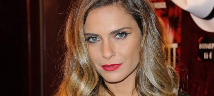 Clara Morgane à l'île Maurice : elle tombe le haut et c'est très chaud