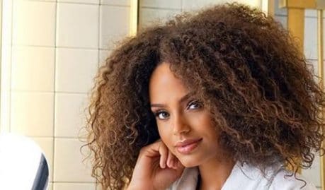 alicia-aylies-nue-dans-son-bain-notre-ancienne-miss-france-fait-monter-temperature