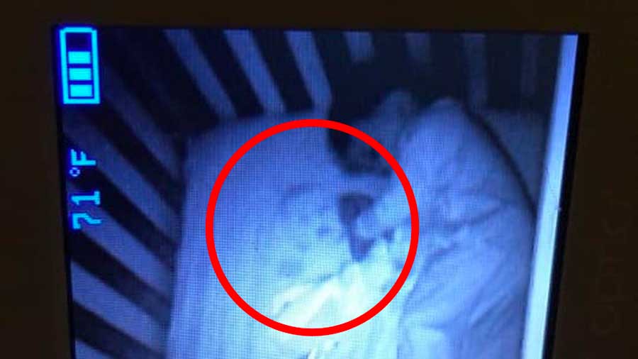 En Regardant L Ecran De Surveillance Elle Apercoit Un Fantome De Bebe Dormir A Cote De Son Fils Et Elle N A Pas Reve