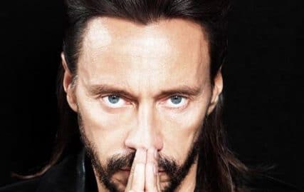 bob-sinclar-pose-entierement-nu-douche-se-moquant-haters