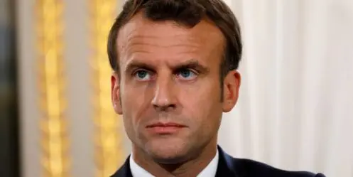 Emmanuel Macron interpellé par des militantes